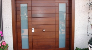 Imagen de una puerta colocada por Carpintería Parga